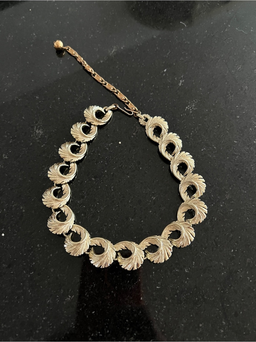 Vintage Lisner choker Gold Textured Leaf-Link Necklace - Women's Fashion Jewelry